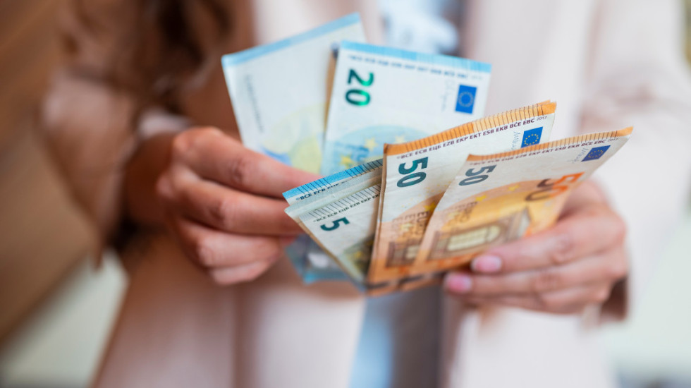 Prosečna neto plata za maj u Hrvatskoj 1.451 evro, najveće zarade u sektoru avio-prevoza