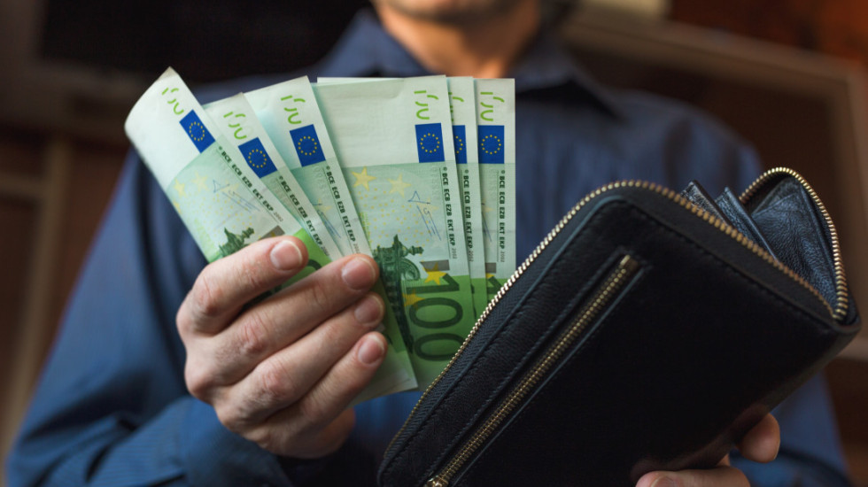 Šta je sve počelo da se primenjuje 1. januara: Veće plate i minimalac, startuje e-bolovanje, plaćanje poreza na ugljenik