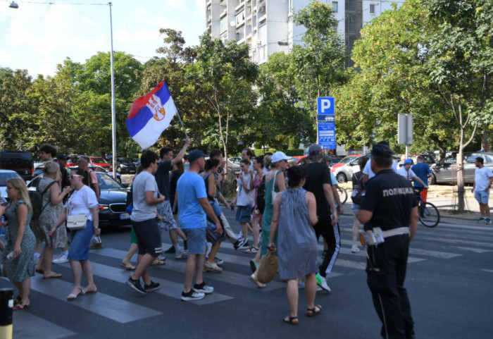 (FOTO/VIDEO) Blokade širom Srbije: Blokiran Brankov most, građani u Zemunu neprekidno prelaze ulicu