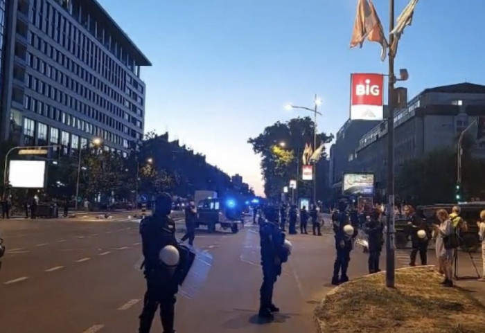 (FOTO/VIDEO) Protesti širom Srbije: Terazijski tunel u Beogradu blokiran, interventna na barikadama u Novom Sadu