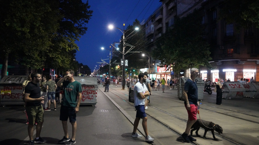 (FOTO/VIDEO) Protesti širom Srbije: Incidenti kod Pravnog fakulteta i Bogoslovije, žena se kolima zaletela u Novosađane