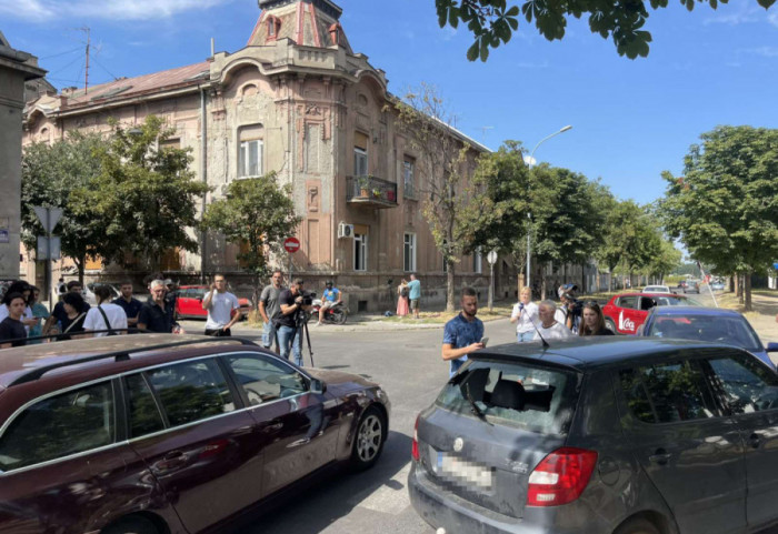 (FOTO/VIDEO) Blokade na više lokacija: Vozilo se zaletelo kroz barikade u Zemunu, troje povređeno