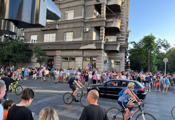 (FOTO/VIDEO) Blokade na više lokacija: Žandarmerija se povukla iz Glavne ulice u Zemunu, incidenti na Trošarini