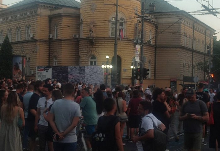 (FOTO/VIDEO) Blokade u gradovima širom zemlje: Blokiran SKC, pušten student Fizičkog fakulteta