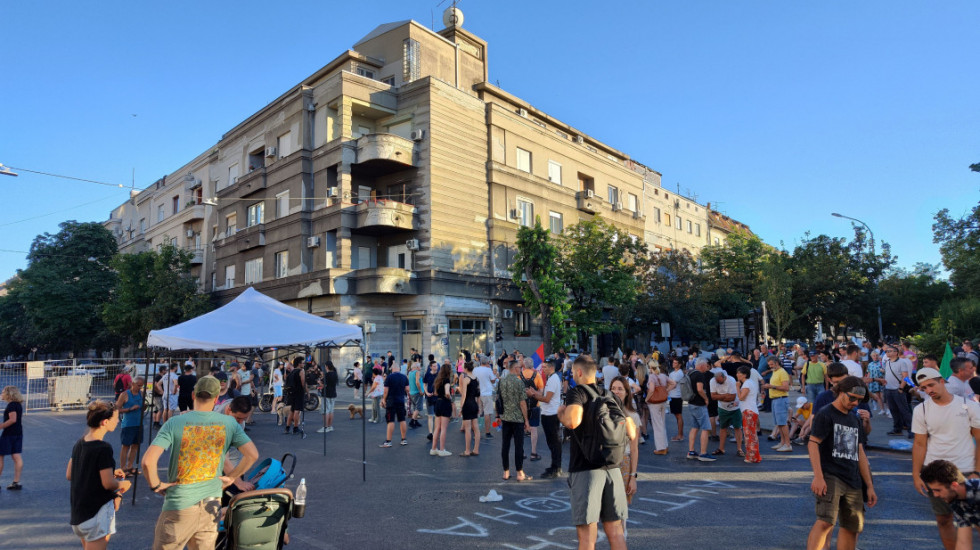 (FOTO/VIDEO) Protesti u Srbiji: Blokade ulica u Beogradu, povređen policajac, studenti pregledani na VMA