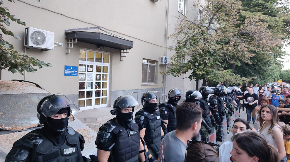 MUP: Privedeno 79 osoba, uklonjene sve blokade u Srbiji