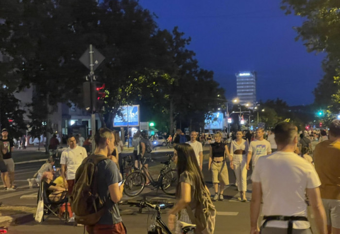 Protest u Novom Sadu: Građani ispred zgrade gradonačelnika Mićina