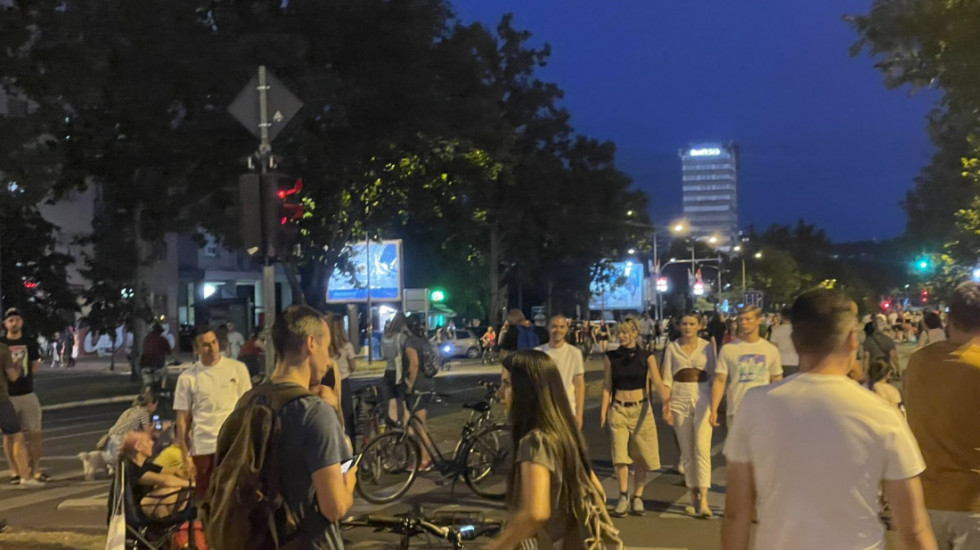 Protest u Novom Sadu: Građani ispred zgrade gradonačelnika Mićina