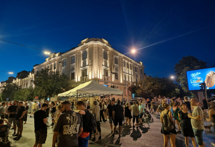 (FOTO/VIDEO) Protesti širom Srbije: Incident kod Vukovog spomenika, policija hapsi studente, privedeno i pet učenika