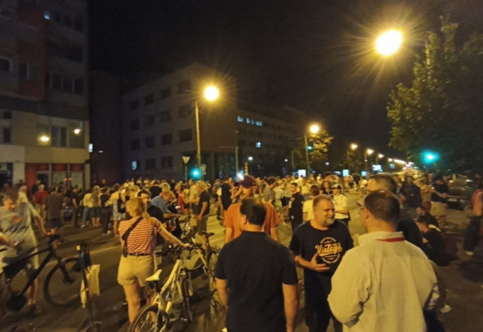 (VIDEO) Protesti u Srbiji: Zemun i Novi Beograd zajedno u šetnji, okupljanja i u drugim gradovima
