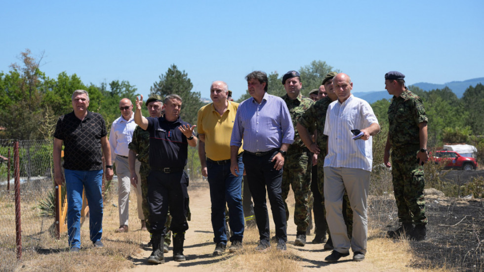 (FOTO) Gašić obišao vikend naselje koje je zahvatio požar: "Ako se utvrdi da je rad vojske uzrok, nadoknadićemo štetu"