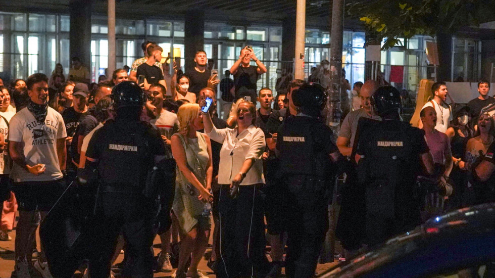 Protesti u više gradova Srbije: Građani se okupili ispred kuće gradonačelnika Novog Sada, blokada raskrsnice u Užicu