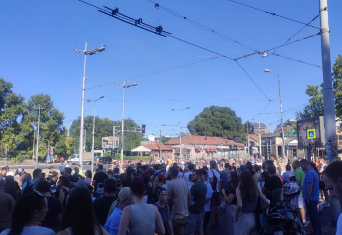 (FOTO/VIDEO) Protesti u Srbiji: Počela blokada Autokomande, povređen policajac, studenti pregledani na VMA
