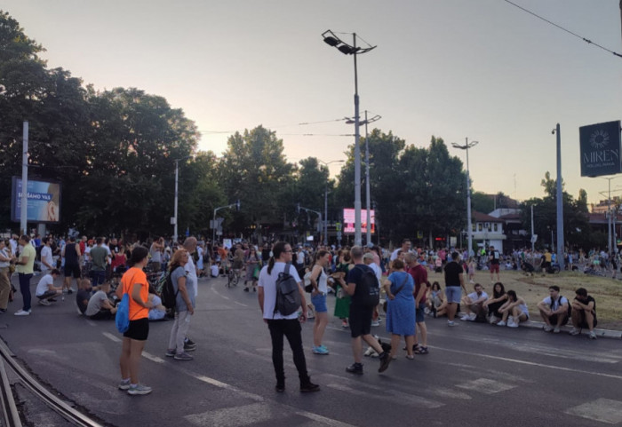 (FOTO/VIDEO) Protesti u Srbiji: Blokirana Autokomanda, oglasio se Univerzitet u Beogradu