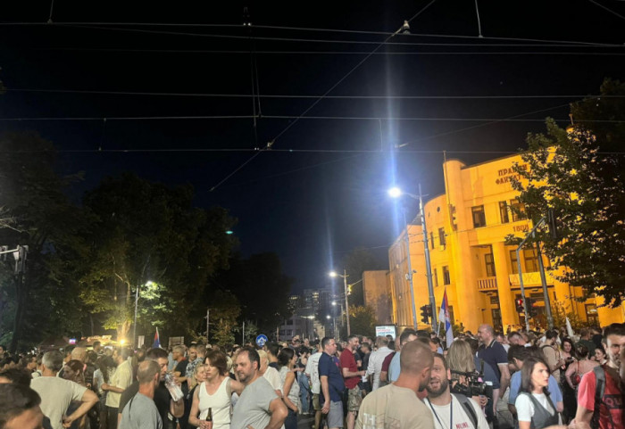 (FOTO/VIDEO) Protesti u Srbiji: Građani okupljeni ispred Pravnog fakulteta, blokirana Autokomanda