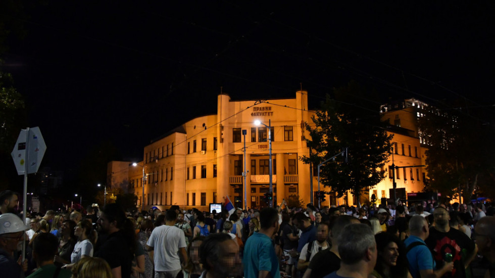 (FOTO/VIDEO) Protesti u Srbiji: Za petak ujutru najavljene blokade u više gradova, oglasio se MUP