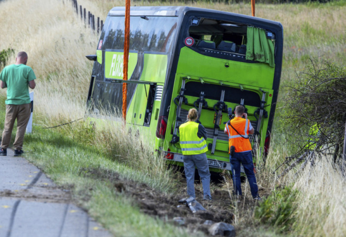 (FOTO) Više od 20 povređenih u prevrtanju autobusa na severoistoku Nemačke
