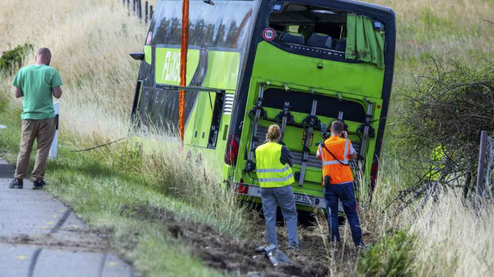 (FOTO) Više od 20 povređenih u prevrtanju autobusa na severoistoku Nemačke