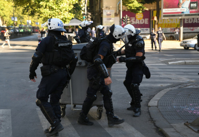(VIDEO) Grupa građana i studenata pokušala blokadu kod Sajma, pripadnici policije ih sprečili
