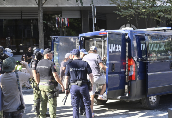 MUP: Privedeno 107 osoba, u Zrenjaninu povređeno dvoje prilikom probijanja blokade automobilom