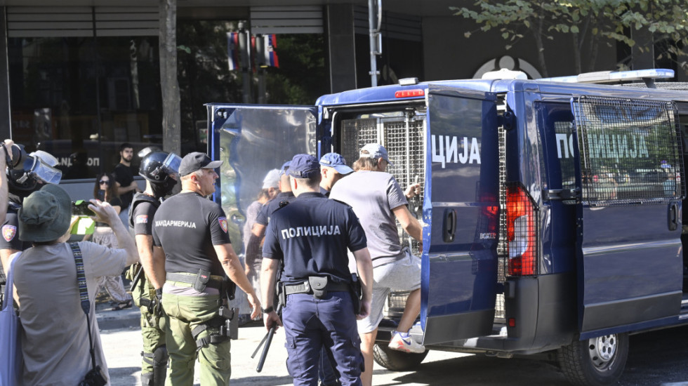 MUP: Privedeno 107 osoba, u Zrenjaninu povređeno dvoje prilikom probijanja blokade automobilom