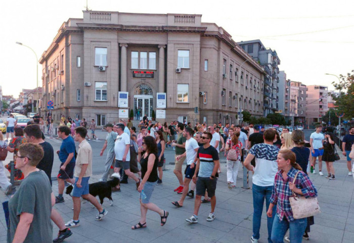 Grupa studenata u blokadi pokušala da spreči ulazak zaposlenih u Rektorat u Kragujevcu