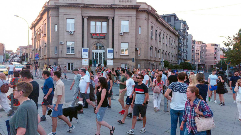 Grupa studenata u blokadi pokušala da spreči ulazak zaposlenih u Rektorat u Kragujevcu