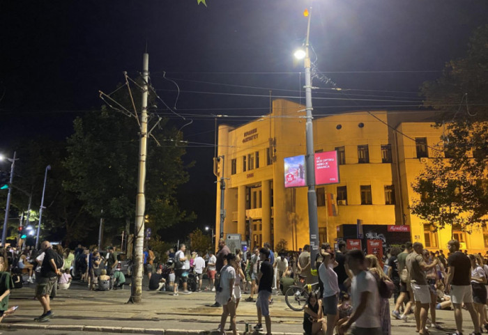 (FOTO/VIDEO) Blokirane pojedine ulice u Beogradu, obustavljen tramvajski i trolejbuski saobraćaj: Hapšenja u Novom Sadu