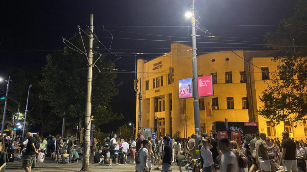 (FOTO/VIDEO) Blokirane pojedine ulice u Beogradu, obustavljen tramvajski i trolejbuski saobraćaj: Hapšenja u Novom Sadu