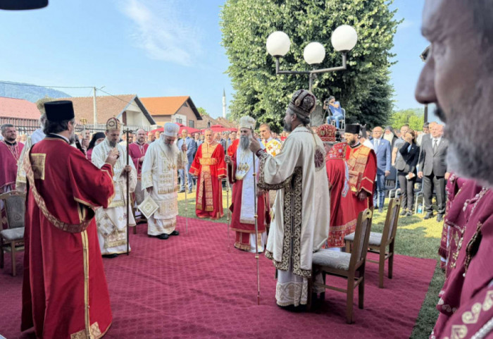 (FOTO/VIDEO) Godišnjica zločina nad Srbima u Bratuncu, Dan žalosti u Republici Srpskoj: Patrijarh Porfirije služi pomen