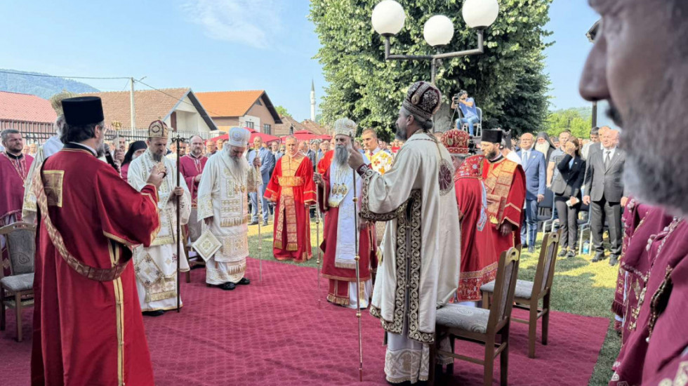 (FOTO/VIDEO)  Godišnjica zločina nad Srbima u Bratuncu, Dan žalosti u Srpskoj: Patrijarh Porfirije služio liturgiju