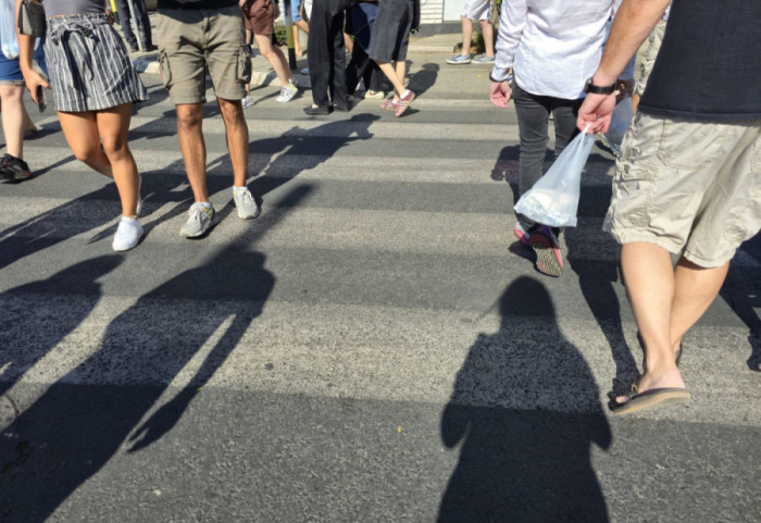 Gradski prevoz u Beogradu funkcioniše nesmetano, građani usporavaju saobraćaj šetnjom, blokade u pojedinim ulicama