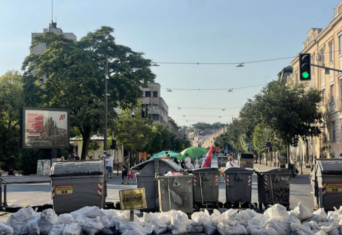 Dačić: Iznošenje kontejnera, ograda, žardinjera, balvana, kao i blokade puteva, nisu mirni protesti već kršenje zakona