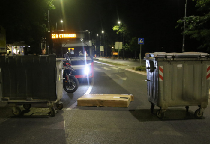 Gradski prevoz u Beogradu funkcioniše nesmetano, građani usporavaju saobraćaj šetnjom, blokada kod Tehničkih fakulteta
