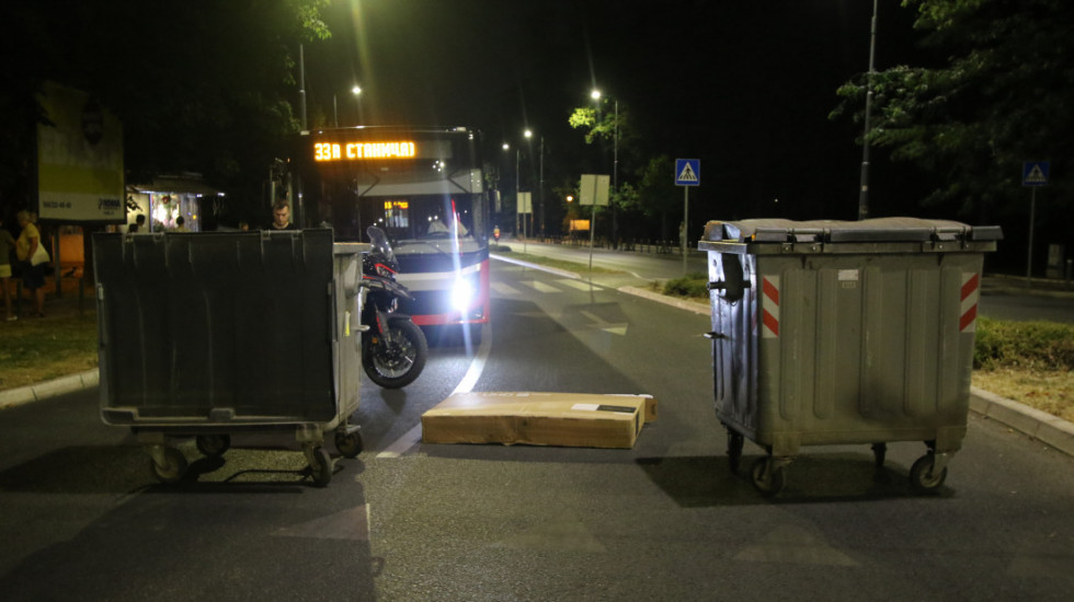 Gradski prevoz u Beogradu funkcioniše nesmetano, građani usporavaju saobraćaj šetnjom, blokada kod Tehničkih fakulteta