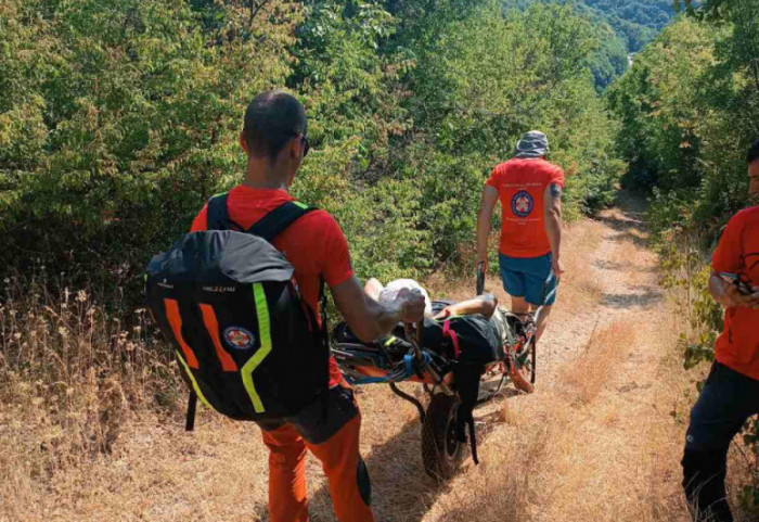(FOTO) Spasioci Gorske službe spasavanja iz Niša spasili povređenu turistkinju na stazi za hajking