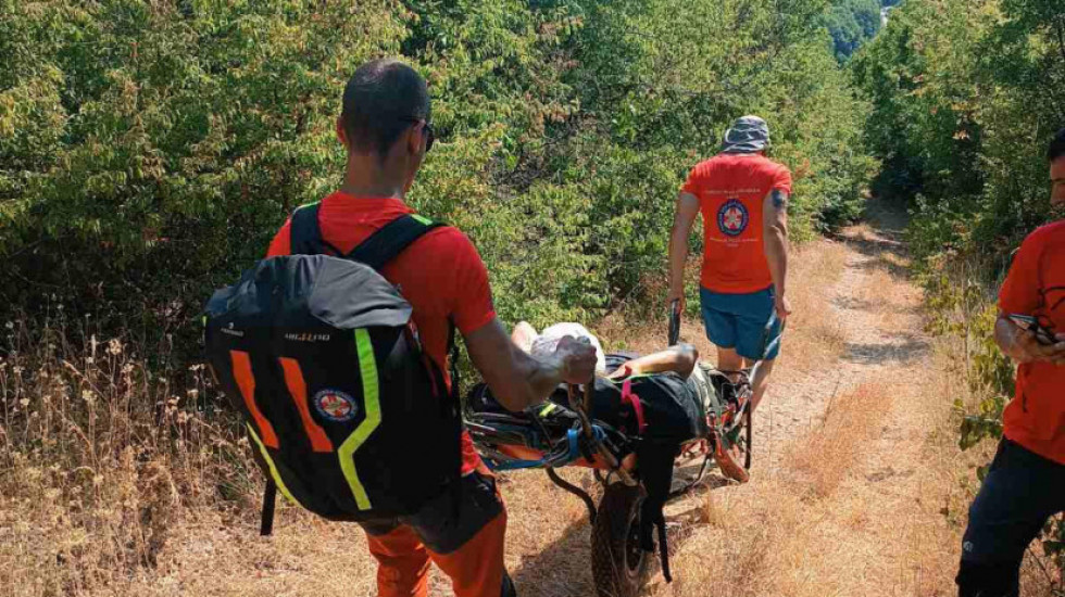 (FOTO) Spasioci Gorske službe spasavanja iz Niša spasili povređenu turistkinju na stazi za hajking