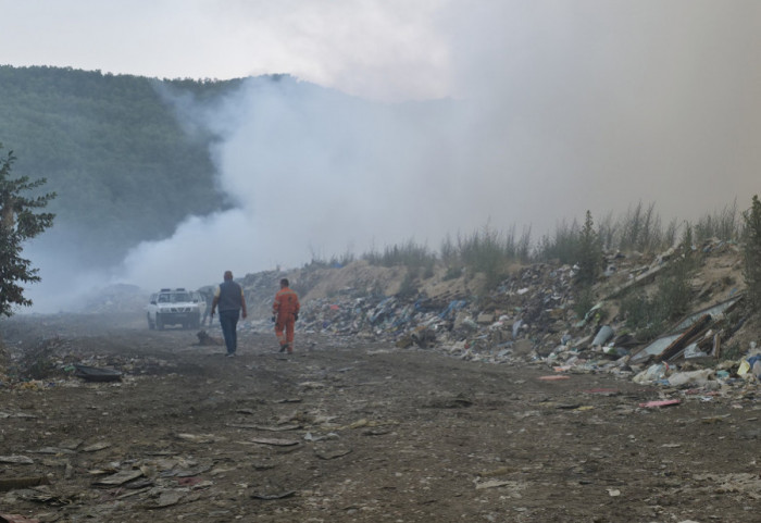 (FOTO) Veliki požar na deponiji Golo brdo kod Novog Pazara, vetar otežava gašenje
