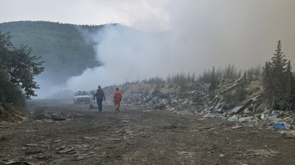 (FOTO) Veliki požar na deponiji Golo brdo kod Novog Pazara, vetar otežava gašenje