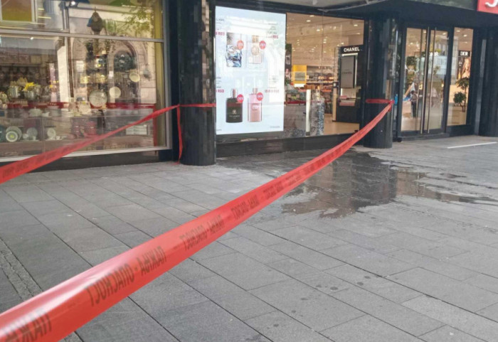 (FOTO) Uklonjena obrušena plafonska obloga u Knez Mihailovoj, apel vlasnicima da brinu o bezbednosti