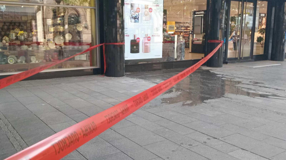 (FOTO) Uklonjen deo plafona koji se obrušio u Knez Mihailovoj, nadležni apeluju na vlasnike da brinu o bezbednosti