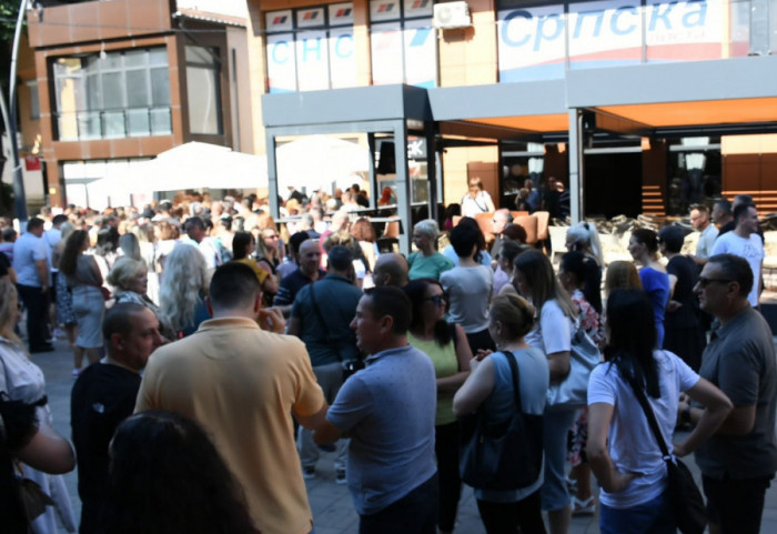 (FOTO) Prikupljanje potpisa za peticiju protiv gradnje novih mostova na Ibru, veliki broj građana čeka u redu