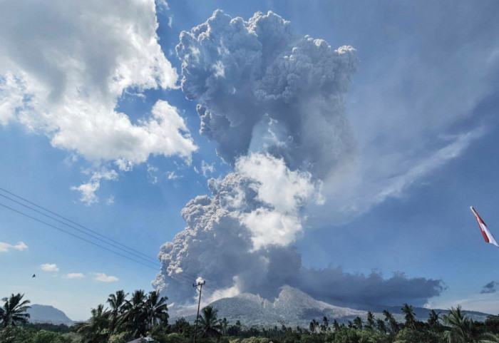 (FOTO/VIDEO)Snažna erupcija indonežanskog vulkana, izbacila stub pepela 18 kilometara uvis