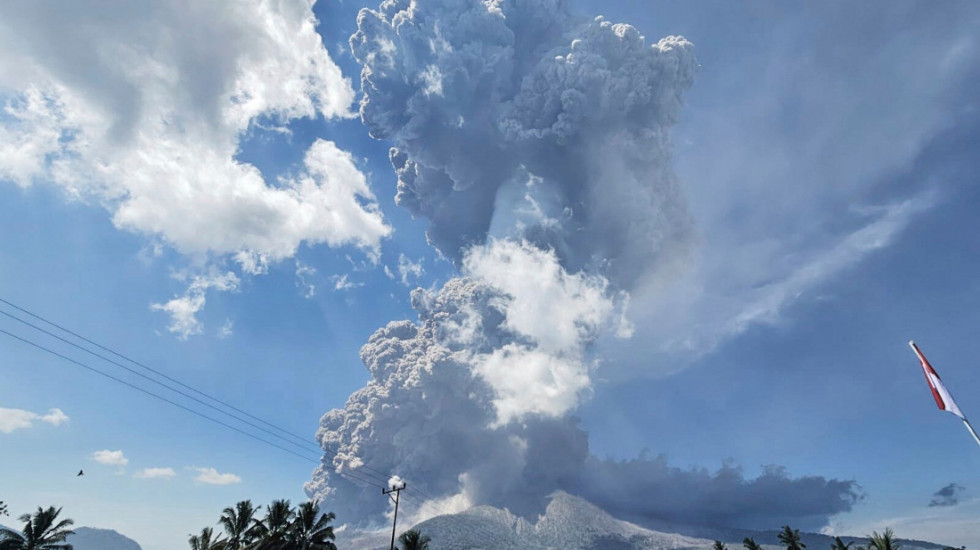 (FOTO/VIDEO) Snažna erupcija indonežanskog vulkana, izbacila stub pepela 18 kilometara uvis