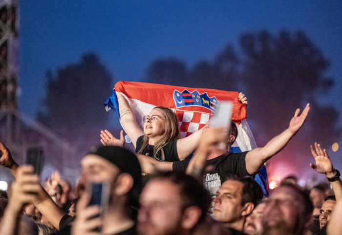 (FOTO/VIDEO) Savo Štrbac za Newsmax Balkans: Iza Tompsonove popularnosti stoji institucionalna indoktrinacija