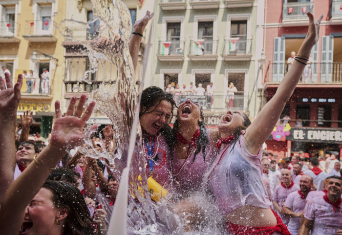 (FOTO) U Pamploni održana prva trka sa bikovima na otvaranju festivala San Fermin