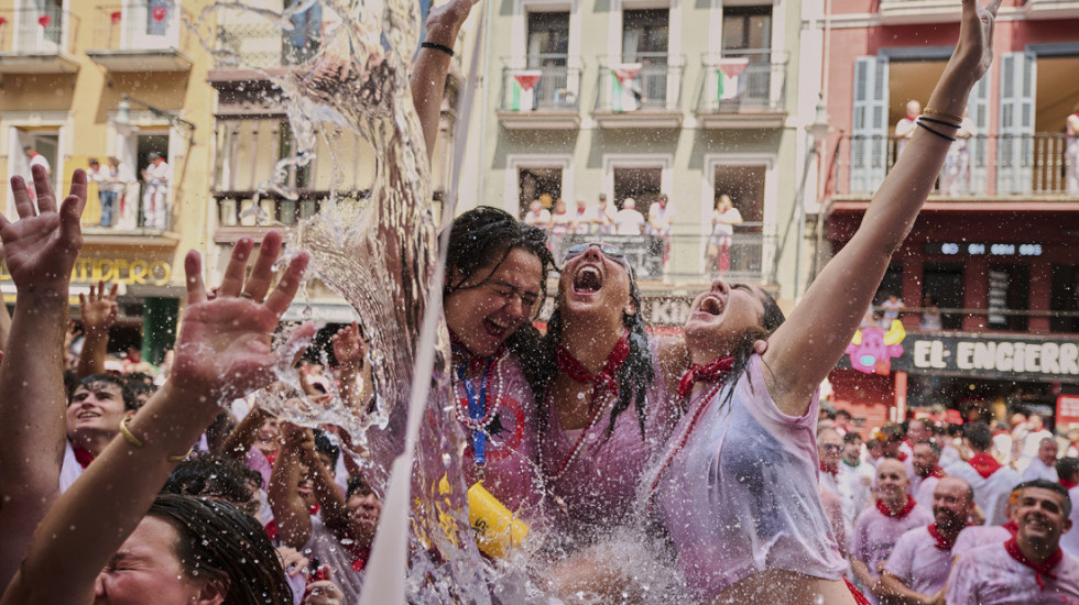 (FOTO) U Pamploni održana prva trka sa bikovima na otvaranju festivala San Fermin