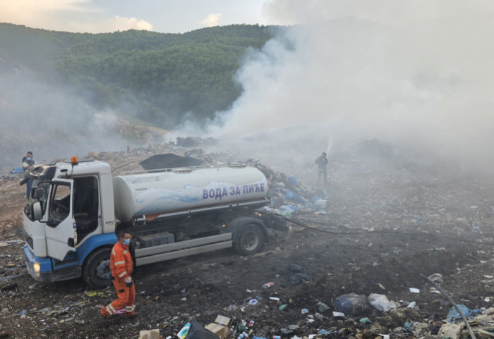 (FOTO) Vanredna situacija u delu Novog Pazara zbog požara na deponiji, angažovani privatnici na gašenju vatre