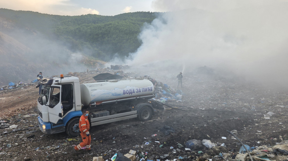 (FOTO) Vanredna situacija u delu Novog Pazara zbog požara na deponiji, angažovani privatnici na gašenju vatre