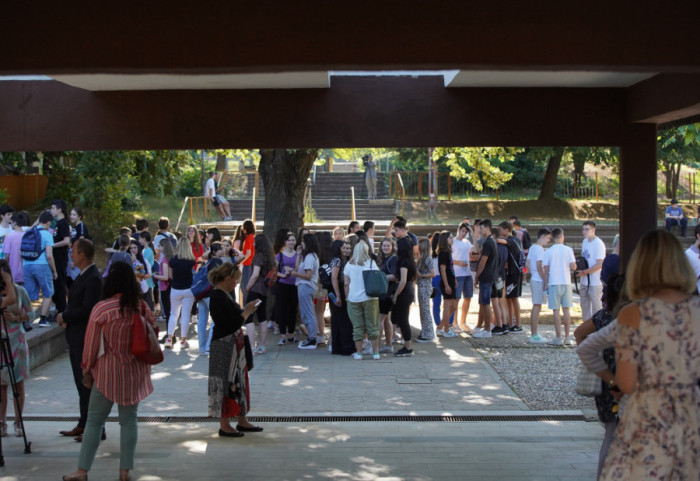 Istraživanje o mladima: Svega dva odsto ne bi glasalo, proteste podržava 90 odsto, a polovina bi napustila Srbiju